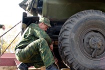 Военнослужащие освобождают военную технику от креплений