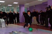 Марат Сафин пробует в боулинге свои силы