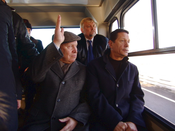 Торжественное открытие автомобильного движения по совмещенному мостовому переходу через Оку состоялось в Нижнем Новгороде 4 ноября при участии вице-премьера Александра Жукова (видео ГТРК Кремль)