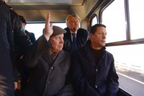 Валерий Шанцев и Александр Жуков из автобуса приветствую строителей моста
