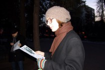 Прохожим раздавали листовки в поддержку Лимонова