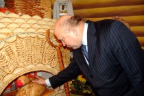 Губернатор Нижегородской области Валерий Шанцев и гусь, выпеченный из хлеба