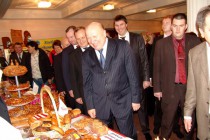 Глава региона осмотрел экспозицию, развернутую по случаю праздника