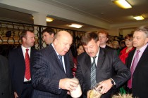 Губернатор ознакомился с компонентами, которые используются  для выпечки хлеба