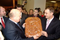 Губернатору подарили печатный городецкий пряник с гербом Нижегородской области