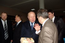 Валерию Шанцеву показывают сорта муки, из которых в регионе выпекают хлеб