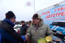 Дмитрий Скороделов вручает Кубок губернатора Николаю Сатаеву