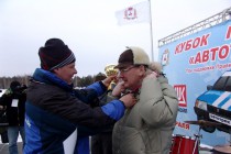 Дмитрий Скороделов вручает Кубок губернатора Николаю Сатаеву