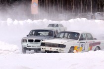 Сергей Наумов выжимает соперника с трассы