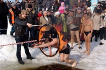 И в обруч горящий летят