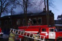 Пожар в деревянном двухэтажном жилом доме на ул. Н. Крупской