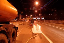 Дорожники заливают разделительные барьеры водой