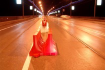 Разделительные барьеры ночью были установлены на мосту