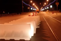 Разделительные барьеры ночью были установлены на мосту