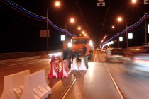 Дорожники устанавливают на мосту разделительные барьеры