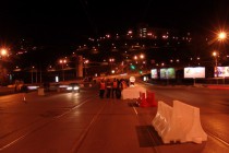 Дорожники устанавливают на мосту разделительные барьеры