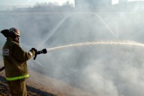 Первые действия пожарных были направлены на предотвращение распространения огня