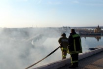 Огнеборцы растягивают пожарные рукава