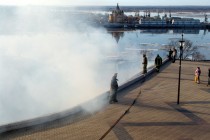 Огнеборцы растягивают пожарные рукава