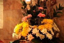 Нижегородцы приносят в костел цветы и возжигают свечи в память о погибших