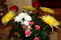 Нижегородцы приносят в костел цветы и возжигают свечи в память о погибших