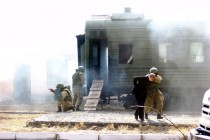 Бойцы ОМОН выводят из вагона заложника