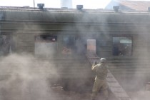 Действия ОМОН по освобождению заложников в вагоне поезда