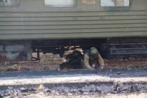 Действия ОМОН по освобождению заложников в вагоне поезда