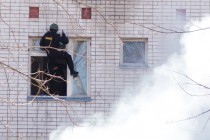 Действия ОМОН при штурме здания