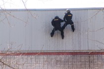 Действия ОМОН при штурме здания