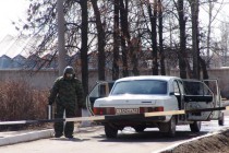 Эксперт-взрывотехник обследует машину