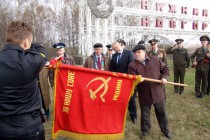 Знамя извлекли из чехла и разворачивают перед строем