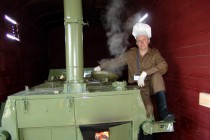 Повар на кухне