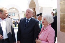 Валерий Шанцев и скульптор мемориала Татьяна Холуева