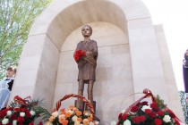 Центральная скульптура Тани Савичевой