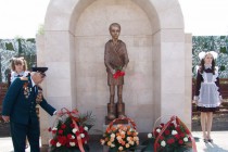 Ветераны возлагают цветы к мемориалу