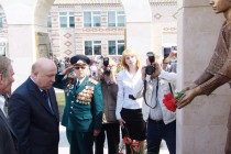 Валерий Шанцев возложил корзину цветов к мемориалу