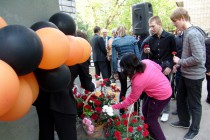 Возложение цветов к мемориальной доске