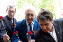 Возложение цветов к мемориальной доске