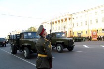 В автомобилях, стилизованных под знаменитые полуторки (ГАЗ-АА) поедут ветераны Великой Отечественной войны