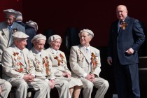 Валерий Шанцев (справа) и ветераны перед военным парадом в Нижнем Новгороде