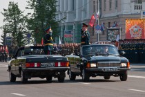 Командующий Парадом полковник Алексей Хлопцев и принимающий Парад начальник нижегородского территориального гарнизона, генерал-майор Константин Касторнов (слева направо)