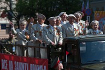 В автомобилях, стилизованных под знаменитые полуторки (ГАЗ-АА) проезжают ветераны Великой Отечественной войны