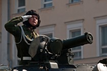 Командир экипажа боевой машины пехоты БМП-2 в парадном строю