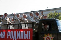 В автомобилях, стилизованных под знаменитые полуторки (ГАЗ-АА) проезжают ветераны Великой Отечественной войны