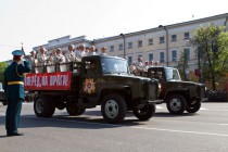 В автомобилях, стилизованных под знаменитые полуторки (ГАЗ-АА) проезжают ветераны Великой Отечественной войны