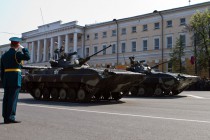 Боевая машина пехоты БМП-2 в парадном строю