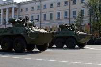 БТР-80 в парадном строю