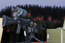 Автомат АК47 с ночным модульным прицелом, предназначенным для ведения прицельной стрельбы в условиях естественной ночной освещенности.
