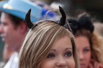 Участница карнавала выпускников под девизом Живи на отлично